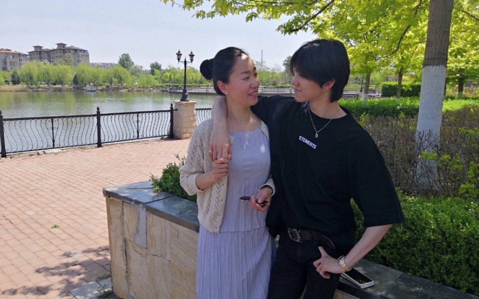 徐明浩陪妈妈跳舞的明浩呀