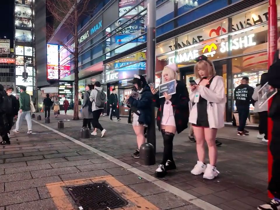 深夜东京新大久保公园,到处都是礼貌问价后交涉成立的现场