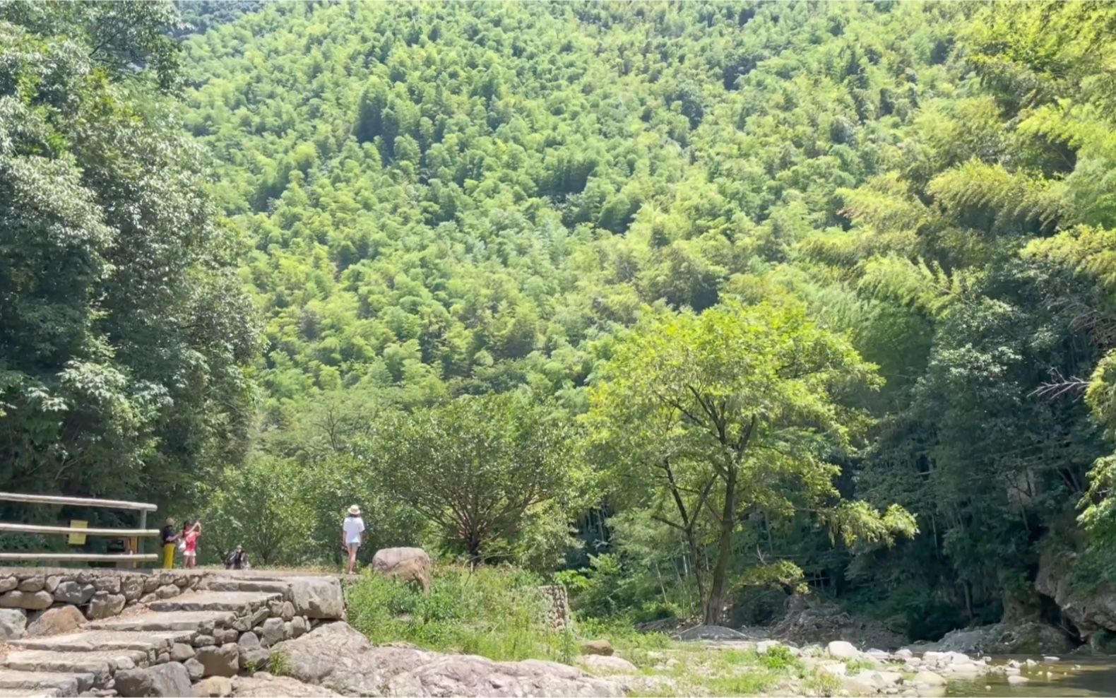 [图]浙江 小九寨 一个夏天可以避暑的地方，驾车一个多小时的路程，终于到了景点，虽然很热，担她们玩的很开心一切都挺值得