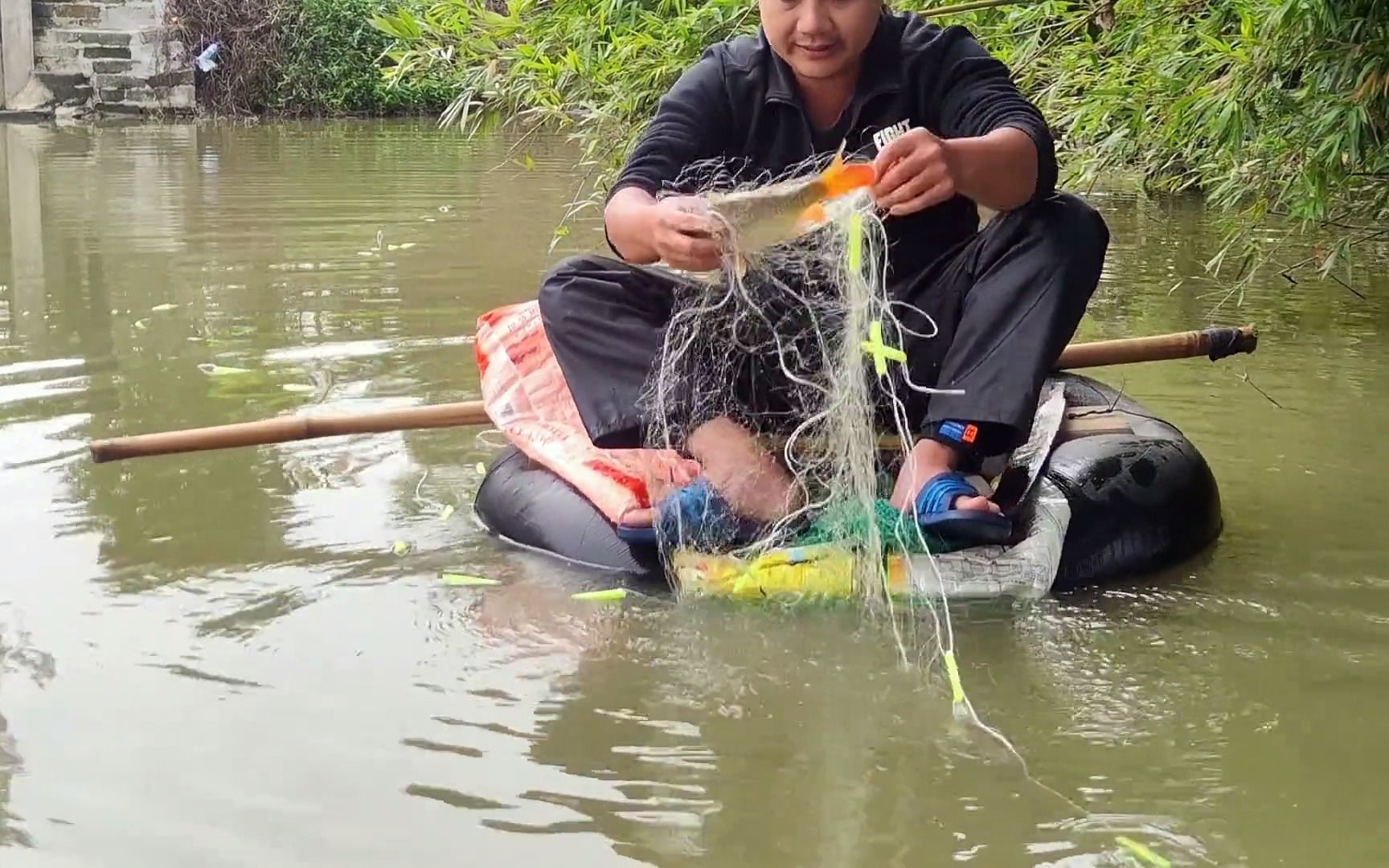 农村小伙河道抓鱼,大车轮胎当鱼船下网捕鱼,鱼获满满,记录生活