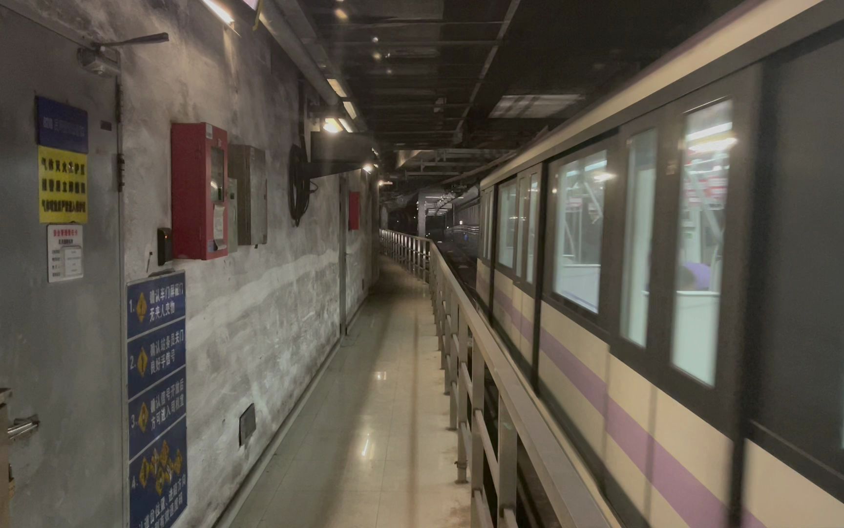 220225日10053龙柏新村下行出站2056