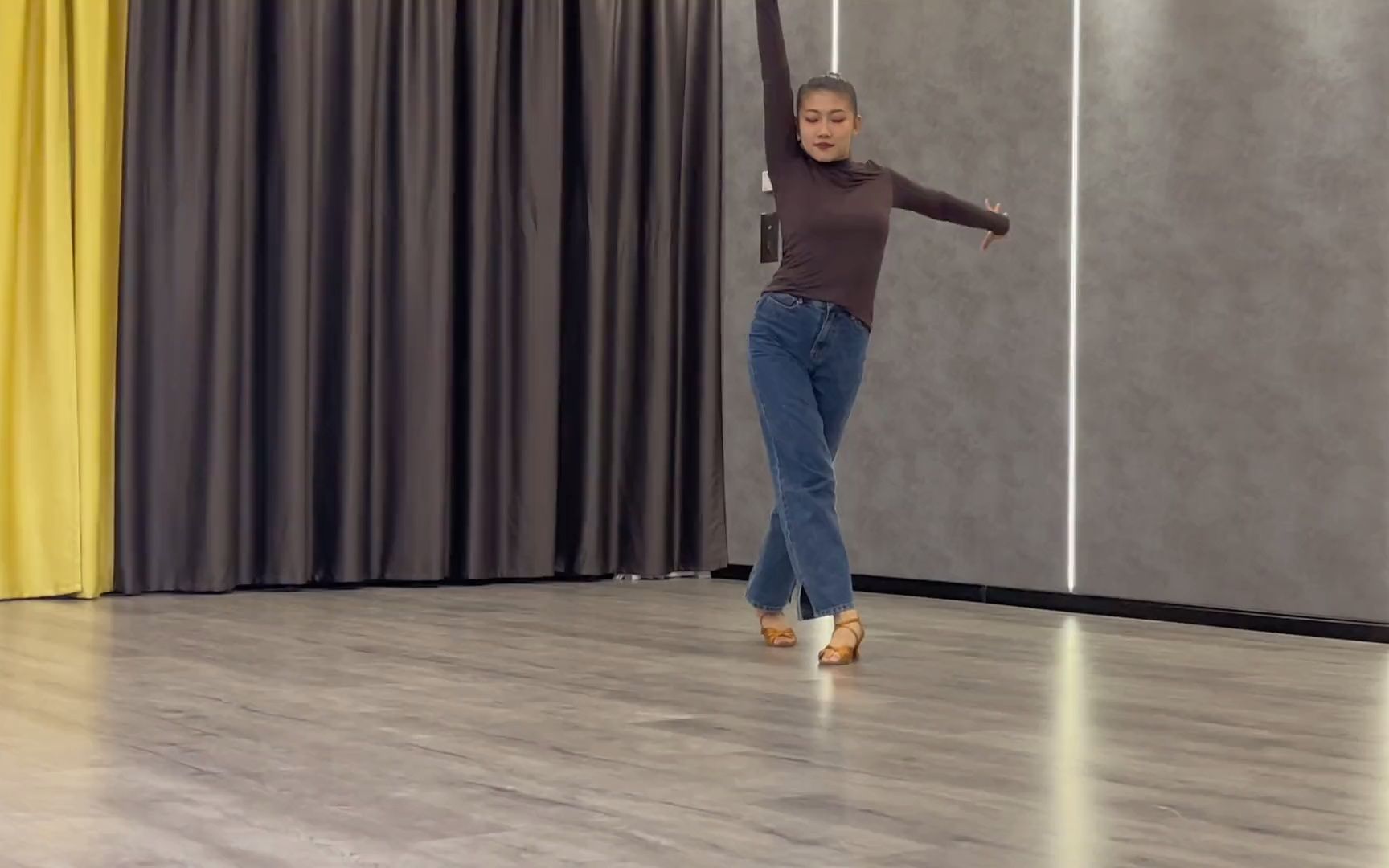 单人伦巴舞表演《南海姑娘》