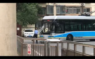 Скачать видео: 公交司机师傅驯服野生无滋水功能雨刷器珍贵影像