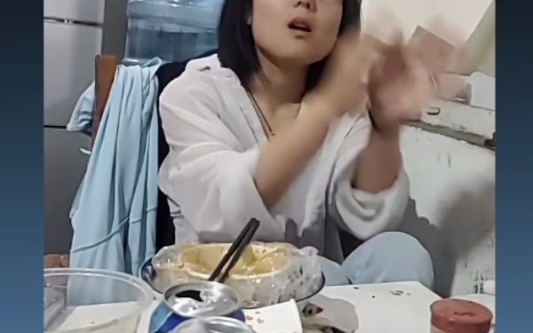 72411 妞妞是好女孩,一小会炫了5根烟,3瓶酒,贴纹身贴,直言随便喝10瓶 石林妞妞哔哩哔哩bilibili