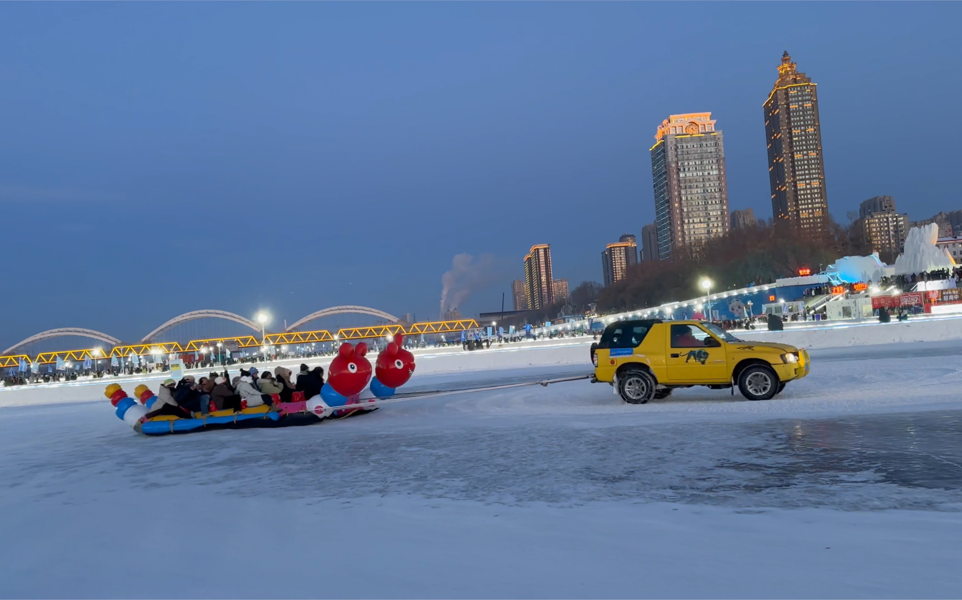 哈尔滨松花江边元旦跨年夜.都是人啊!