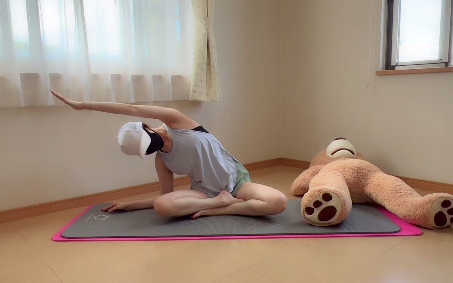 跟着美女练瑜伽,好身材就出来了