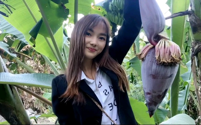 小丽带你摘菜,越南女孩18,男孩20就可以结婚了,不知道中国多大可以