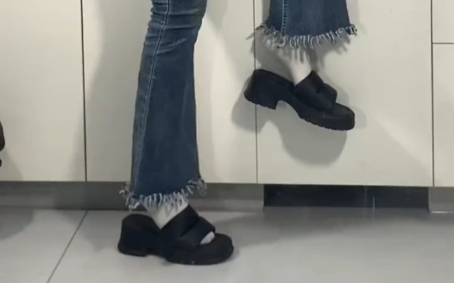 牛仔白袜配凉拖