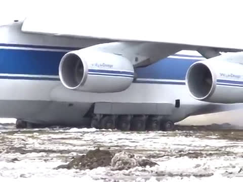 [图]AN-124 陷入泥中自行脱困