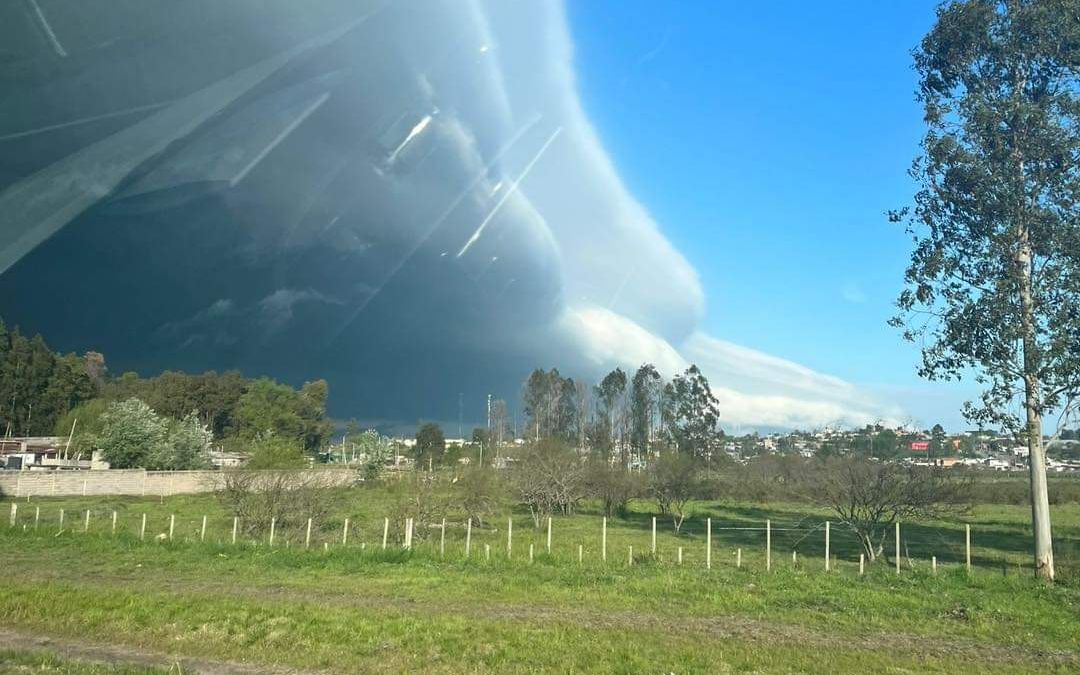 2023年10月11日乌拉圭塞罗拉尔戈省的阵风锋滚轴云(3)