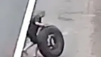 浙江杭州高速路上一辆半挂货车的轮胎意外掉落至行车道中央，过往车辆纷纷避让。路过货车司机果断靠边停车，将轮胎转移到路边 还清理了轮胎碎片。