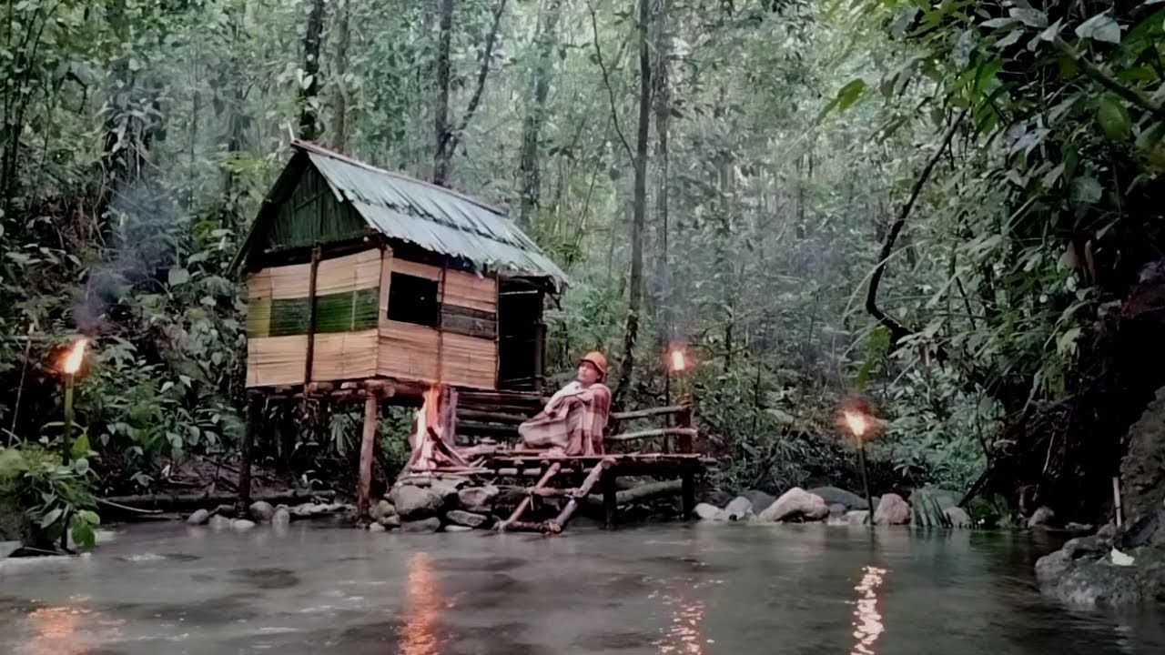 下雨天在丛林的山涧旁搭建一所简易竹屋,山涧轻吟,洗涤尘嚣哔哩哔哩bilibili