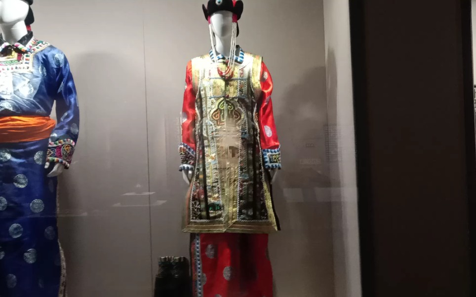博物馆里的民族服饰