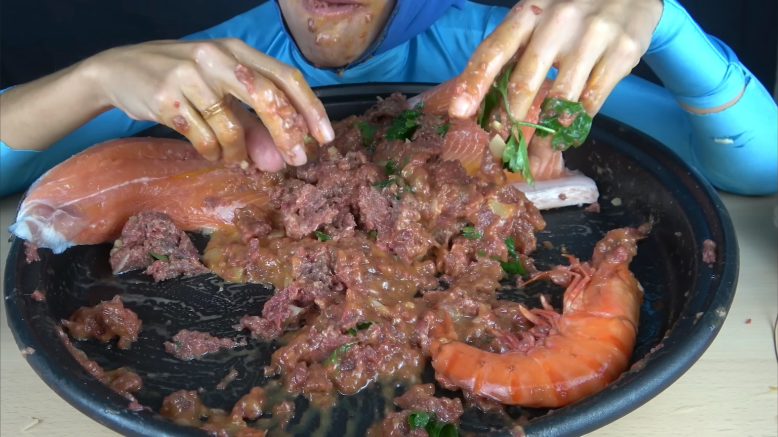 【kate yup】我好饿,吃牛肉和鸡蛋