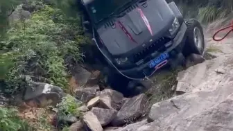 Скачать видео: BJ40，怎么跑着跑跑着就躺下了！