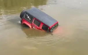 Скачать видео: 牧马人，挑战河道，能过去吗？