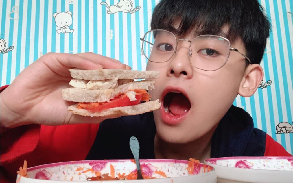 有美食博主内味了帅小伙一个星期挑战竟做出超好吃的低卡美食∑(っ