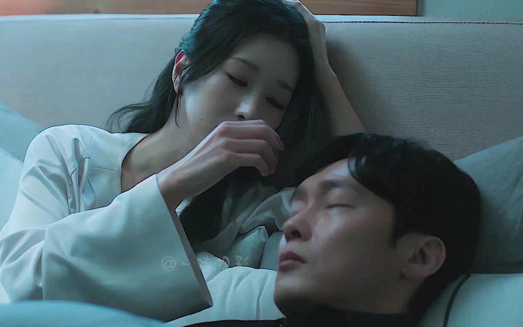 喜欢一个人的眼神是藏不住的～所以莱尔对会长是真爱 只是她自己都不