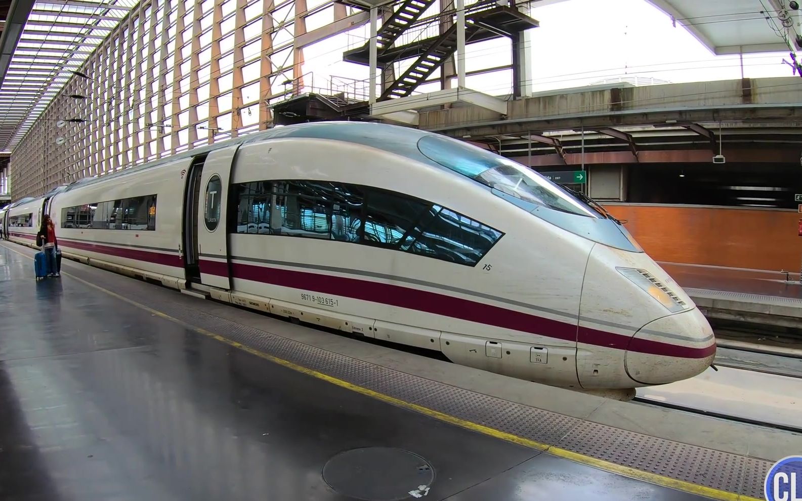 从西班牙首都马德里乘坐高速列车至巴塞罗那