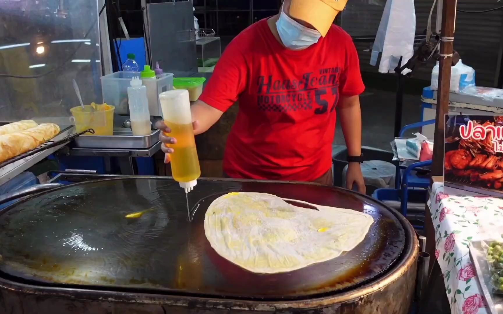 普吉夜市里的超大薄饼 炼乳巧克力手抓饼 泰国街头小吃