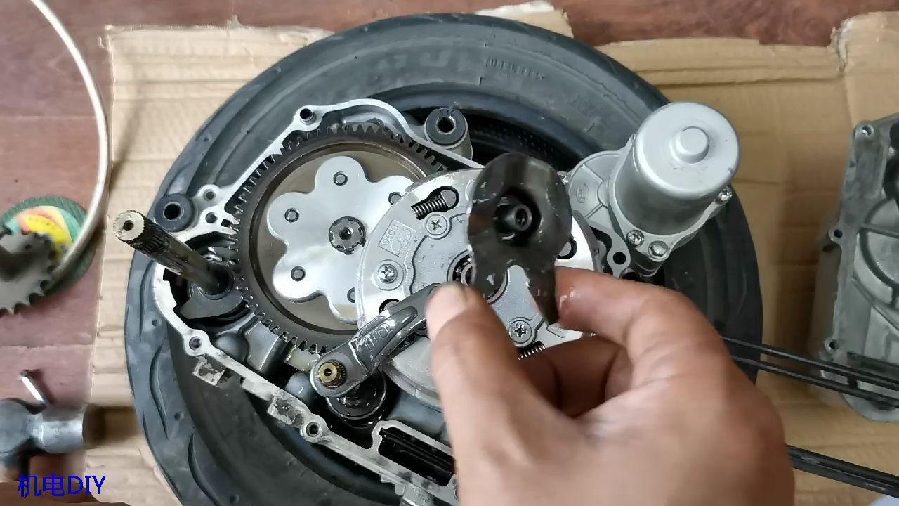三轮摩托车110发动机离合器部分的分解