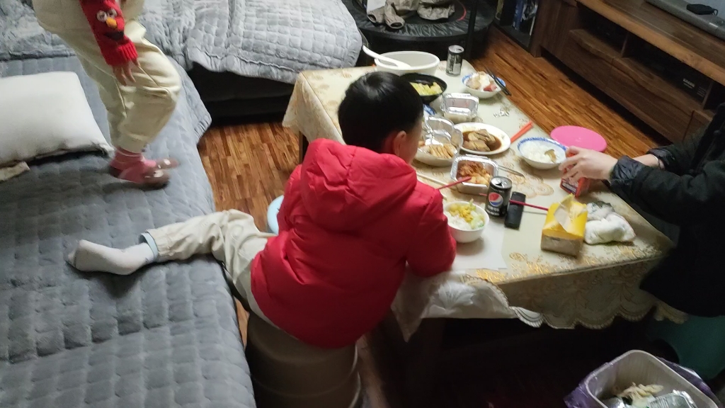 [图]邻居家小孩跑来蹭饭，把东西搞得到处都是