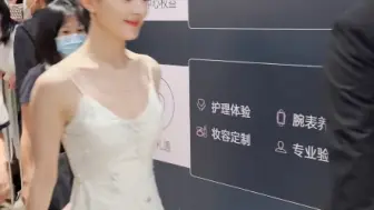 Download Video: 这几步走到我心里了，赵丽颖简直太美啦！