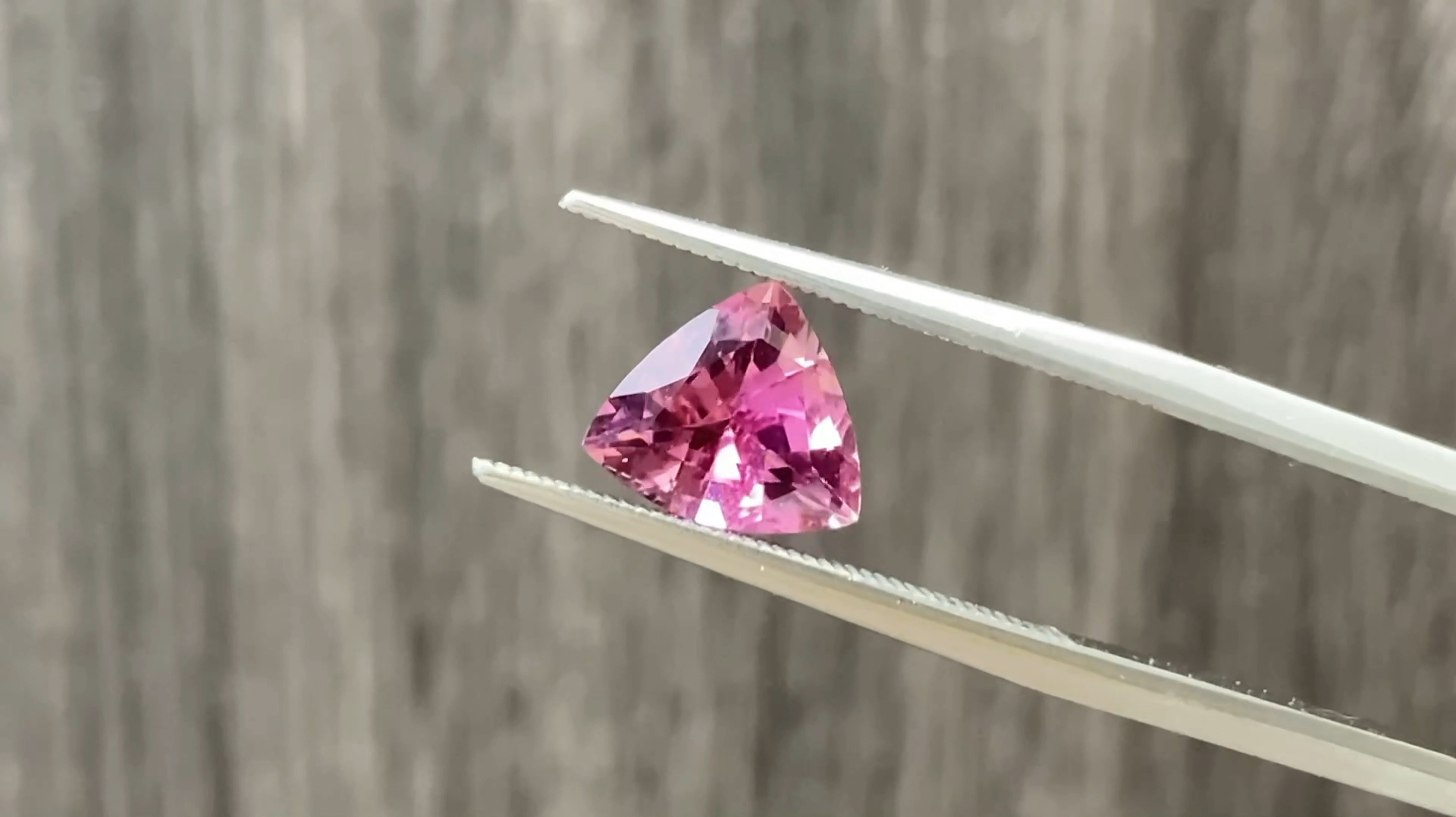 71克拉三角形精切,颜色粉嫩净度好,用来做手链或者戒指都很不错[星星