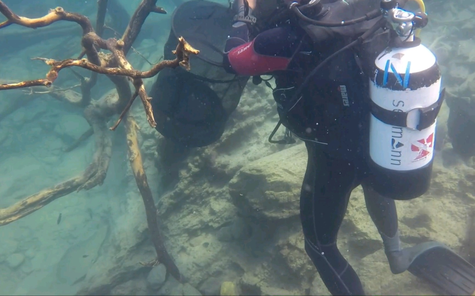 [图]马拉维湖水下捕抓非洲王子，为一条鱼拉起数十米大网