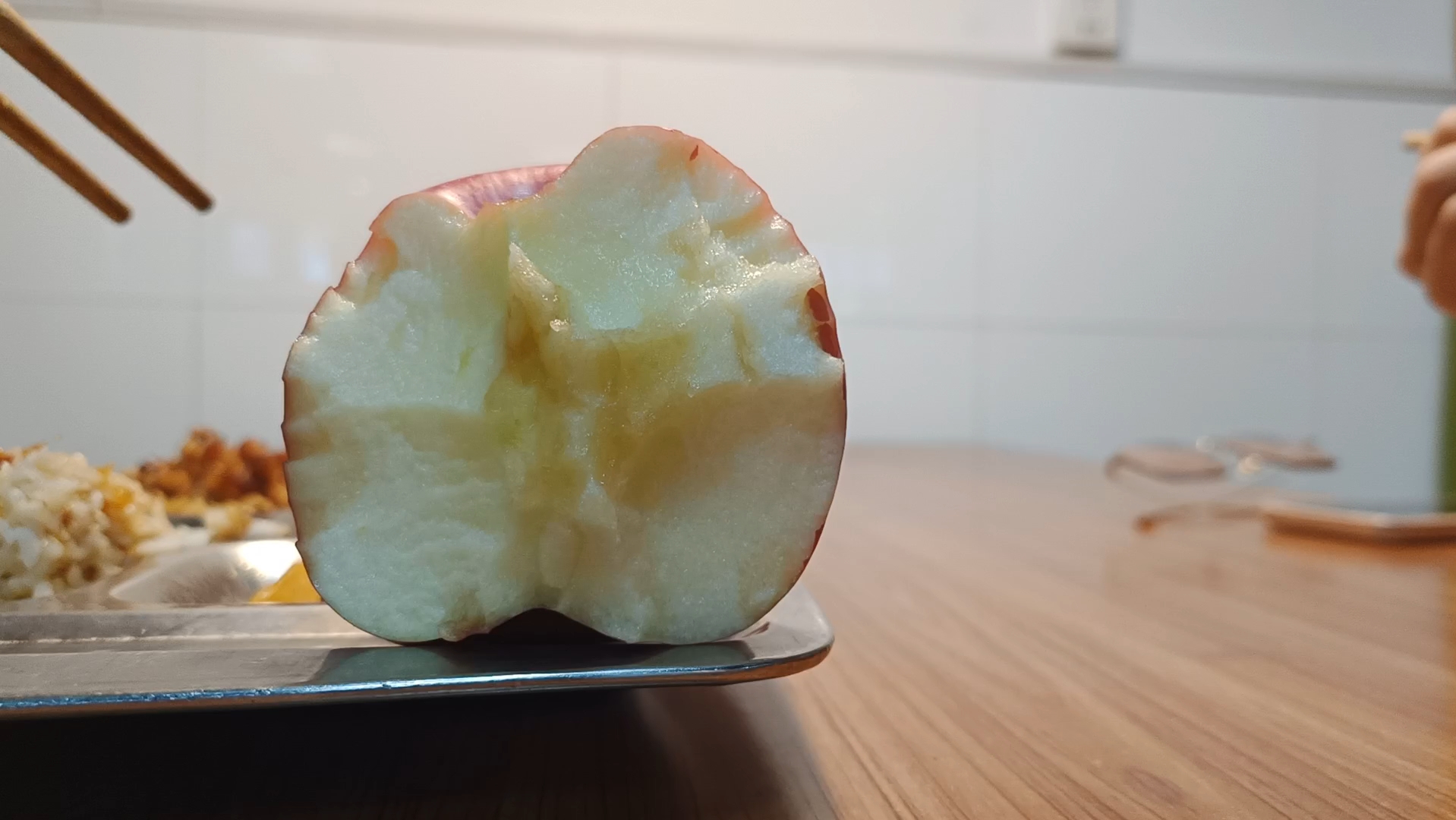 半个苹果氧化的过程