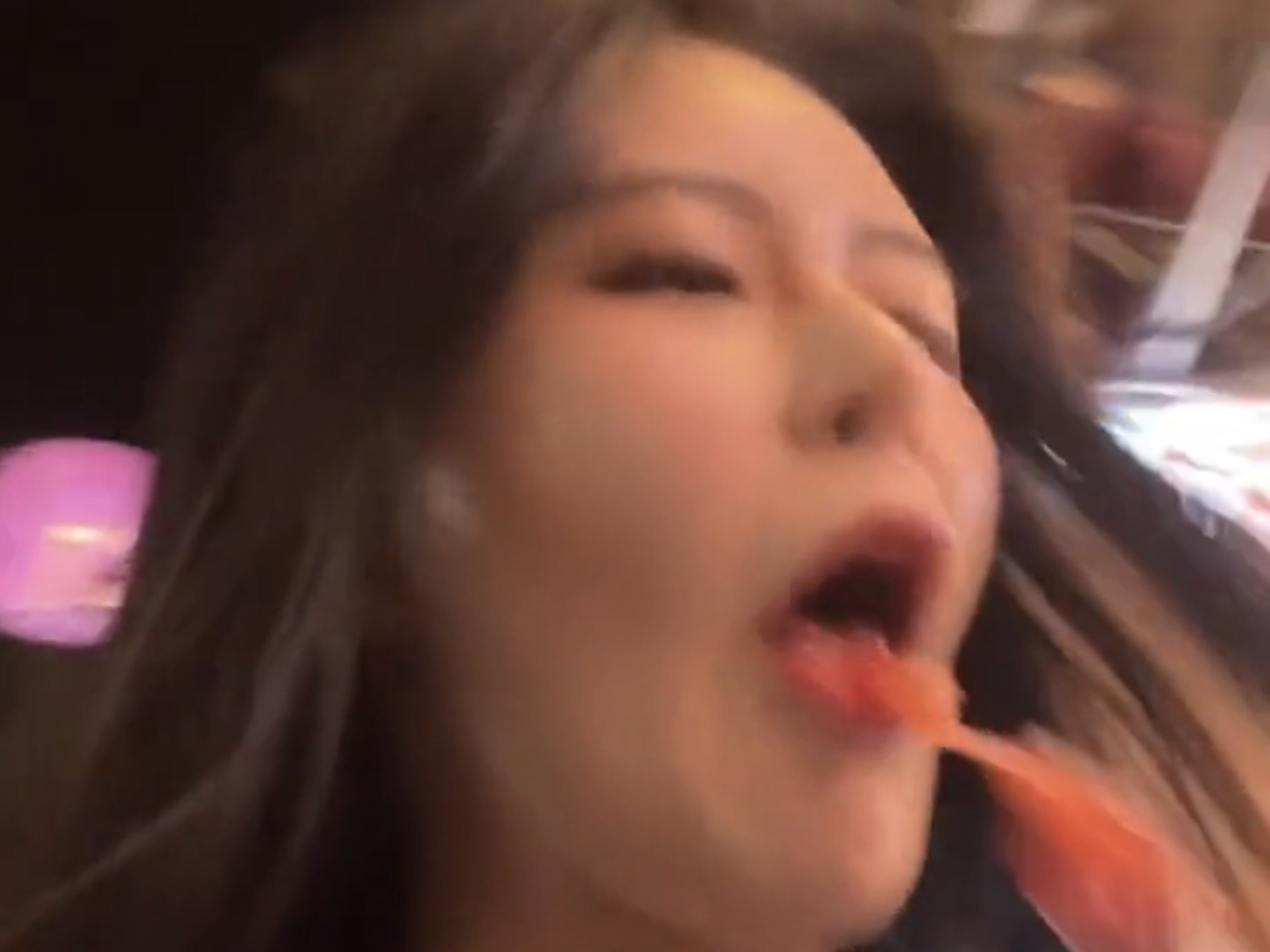 韩国美女吃中国冰糖葫芦当场痛苦呕吐