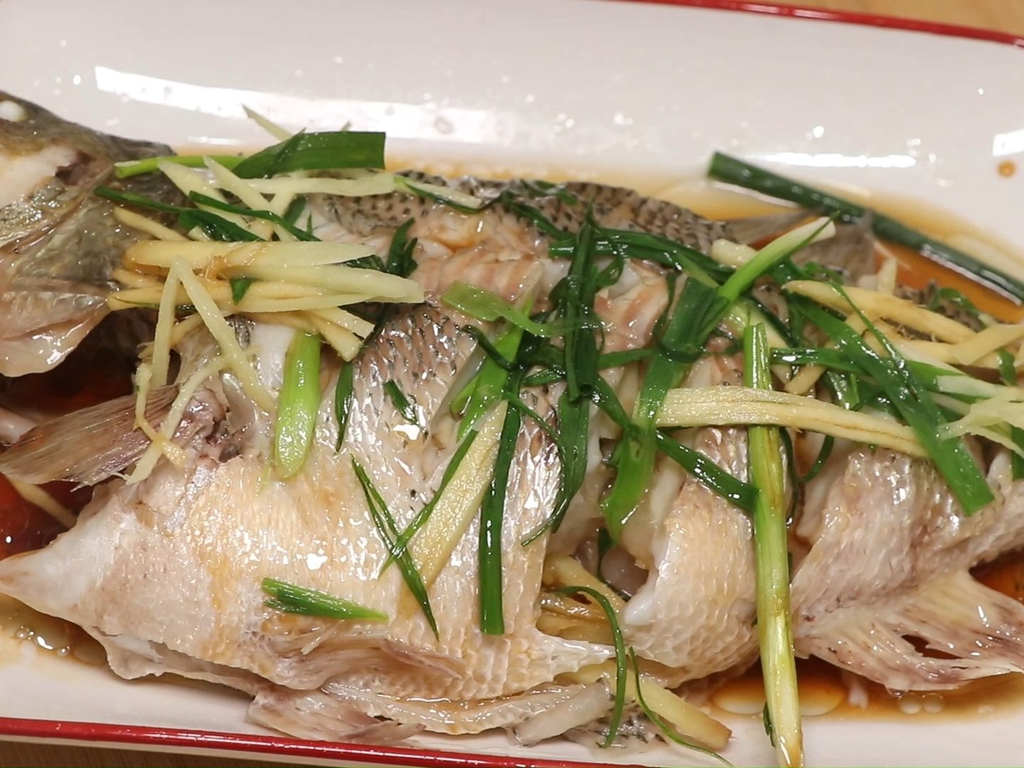 年夜饭推荐这道清蒸鲈鱼,简单一做,刺少肉多,鲜嫩美味