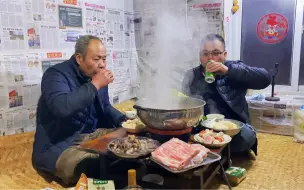 Video herunterladen: 大年初二爷俩涮火锅，喝酒吃肉，有说有笑，父子之情让人羡慕！