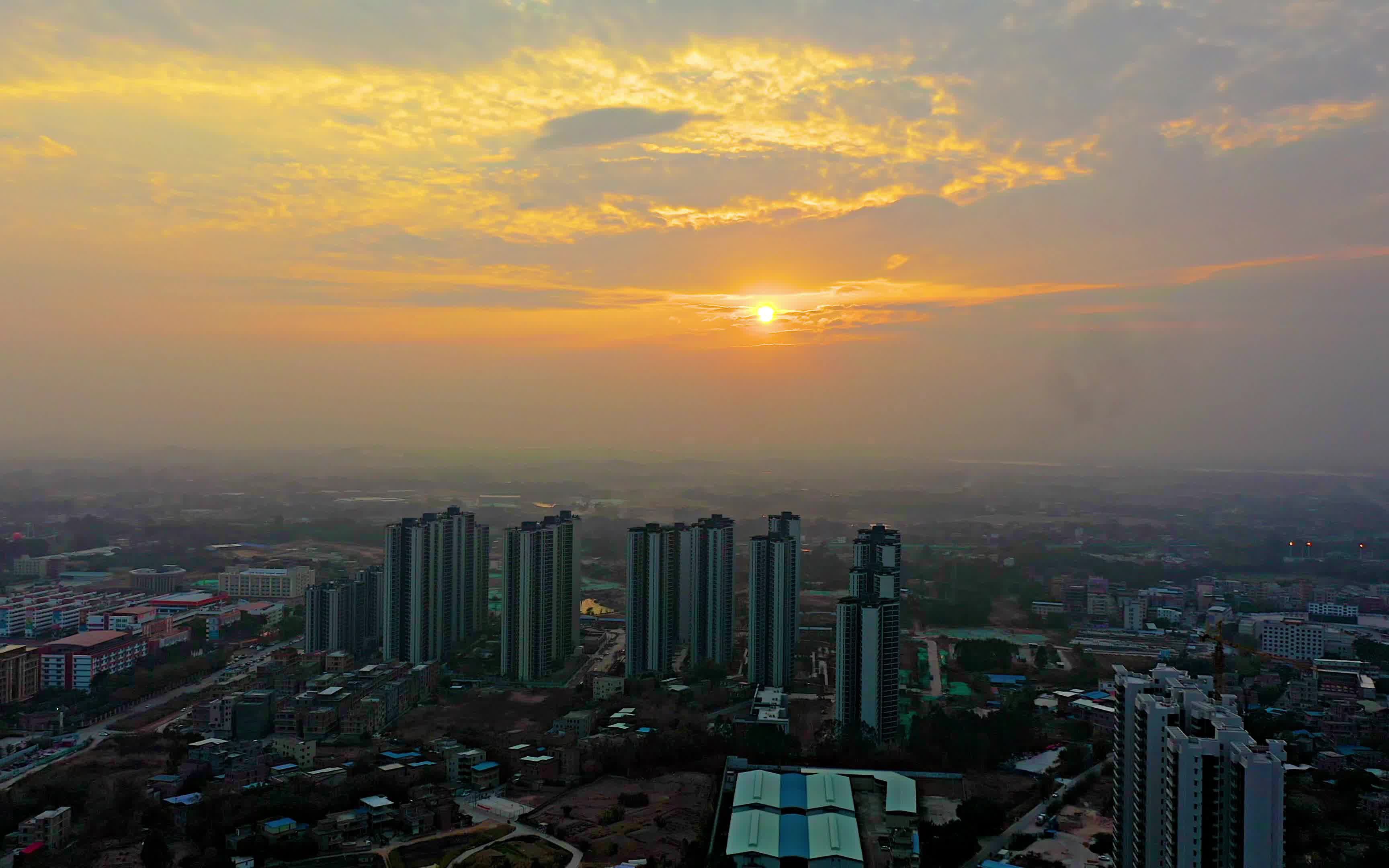 美丽广东发现之旅:航拍雾锁凤城夕阳下