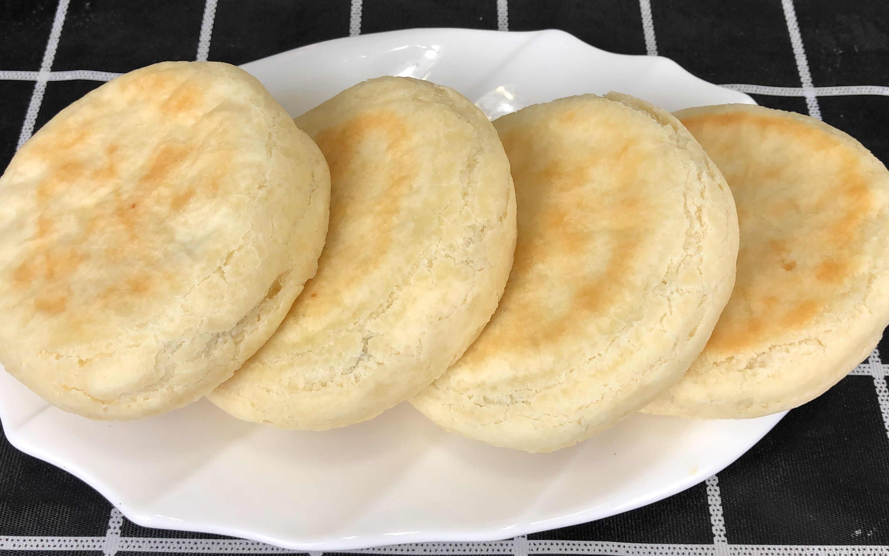 面粉别蒸馒头了,教你做好吃的豆沙饼,外酥里软馅香甜,全家都爱吃