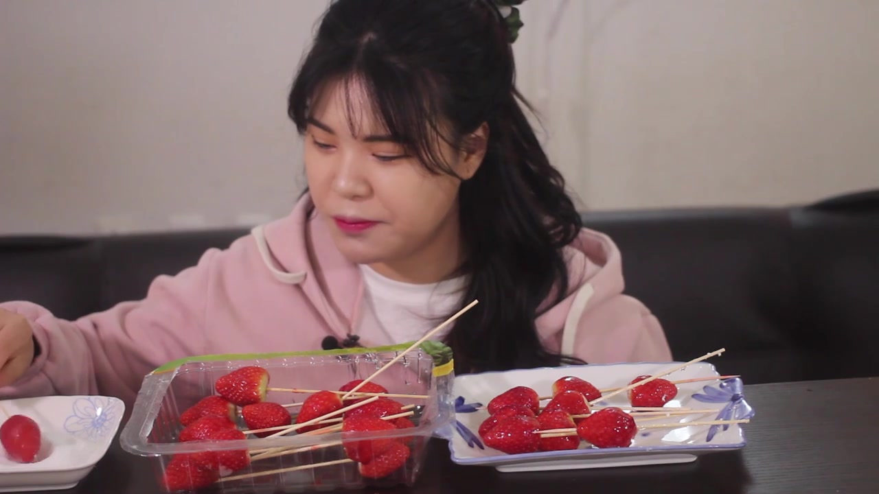 【韩国吃播】donkey妹妹asmr2篇(草莓,手枪腿)