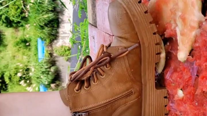 户外马丁靴把西瓜踩个稀巴烂