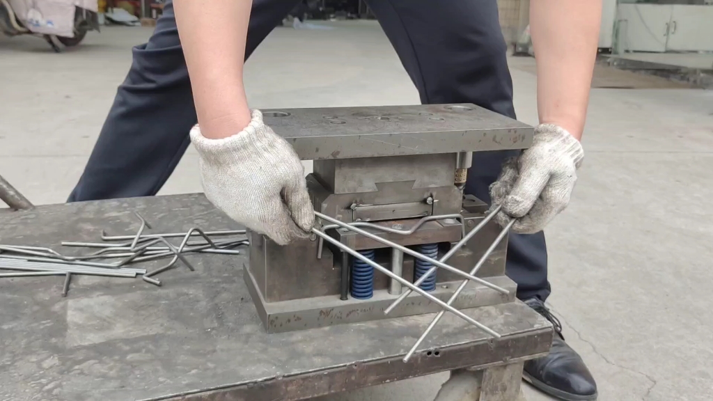 圆钢折弯模具近距离操作演示,果然高手在民间啊