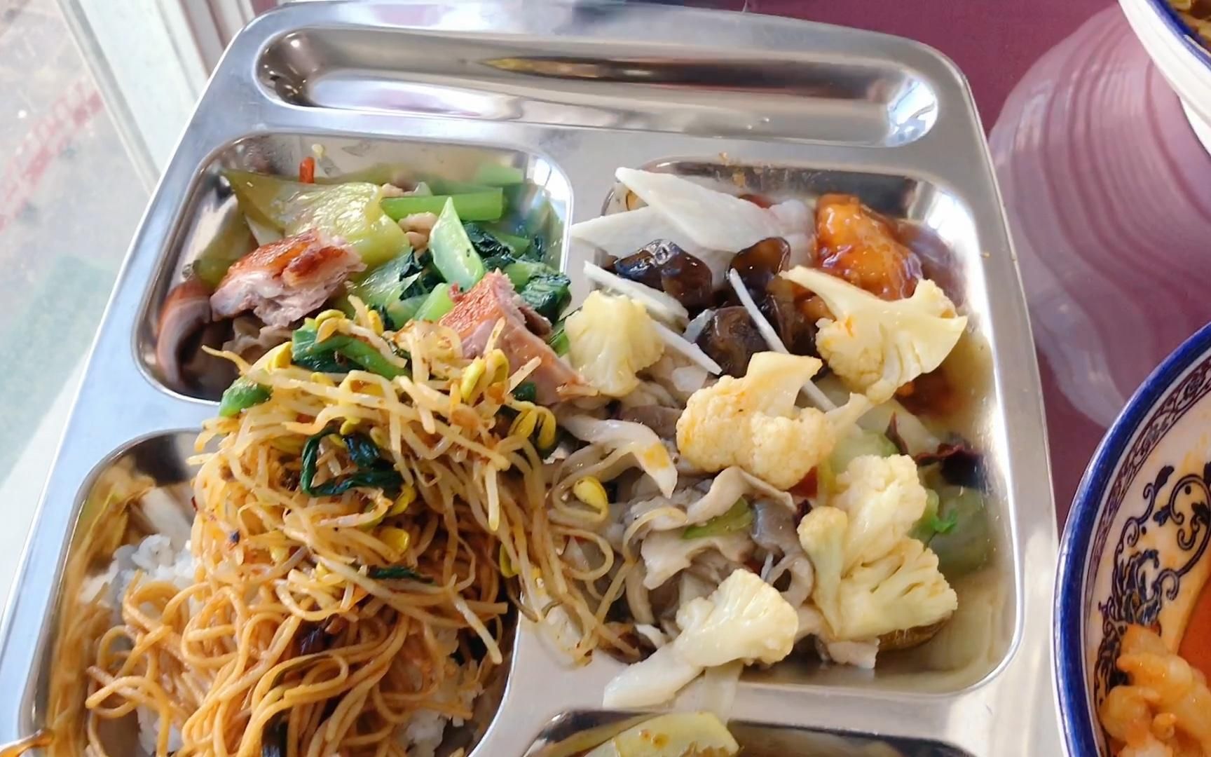 食堂的菜实在是太素了,万万没想到最后一个菜才是最受欢迎的