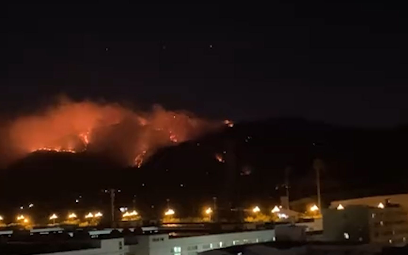 火势凶猛!福建晋江灵源山景区发生山火,当地各部门紧急扑救哔哩哔哩bilibili