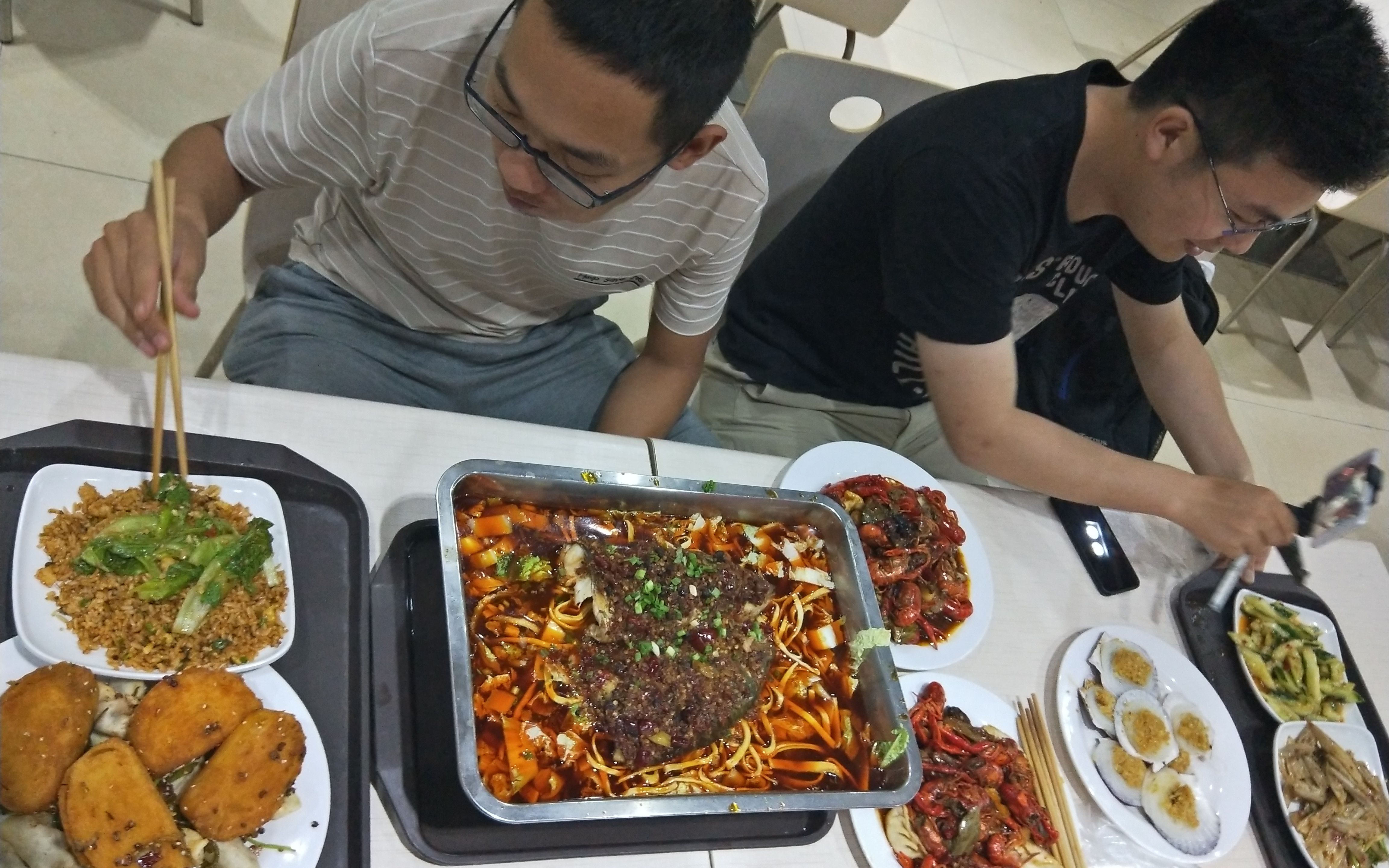 [图]【武汉大学一食堂宵夜】小龙虾+烤鱼+煎饺+炸馍片+黄段子~