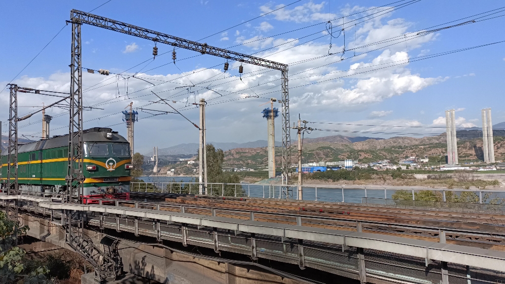 成局西段 武警牵引货列通过阿基鲁桥进入金江火车站