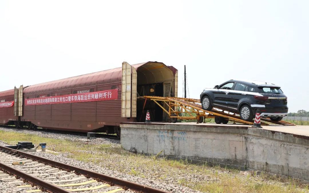 运输汽车的火车