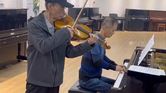 网红钢琴大师"大叔钢琴"来重庆音达琴行钢琴超市和江老师一起演奏巴赫