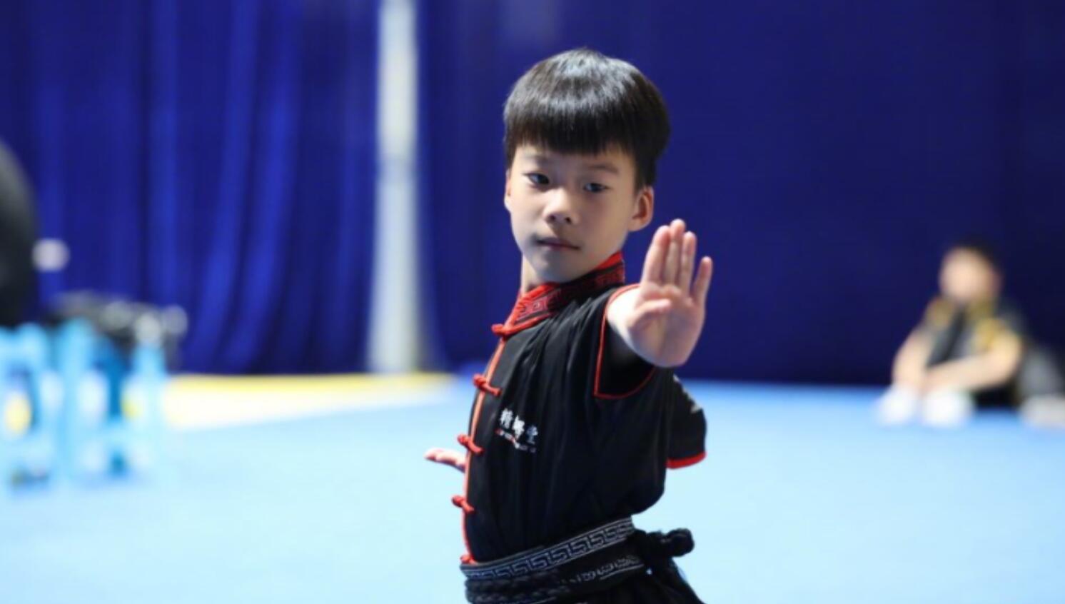 吴京8岁儿子参加武术比赛,吴所谓器宇轩昂气势足,被赞子承父业