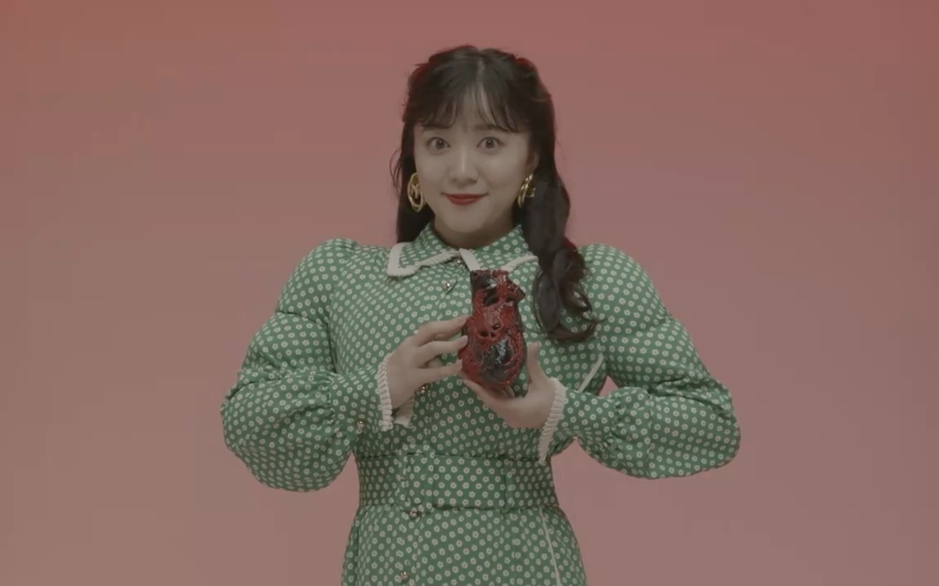 伊藤彩沙の搞怪筋肉人