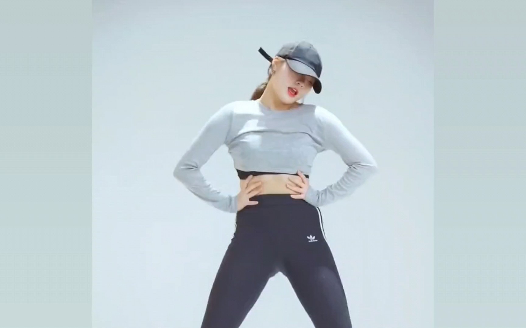 韩国女团成员郑仁,紧身瑜伽裤翻跳exid上下舞