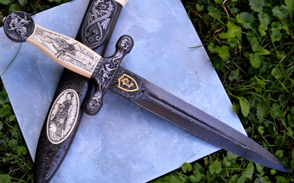 华丽精美复古优雅的中世纪风格大马士革短剑手柄护手和大马材质刀鞘