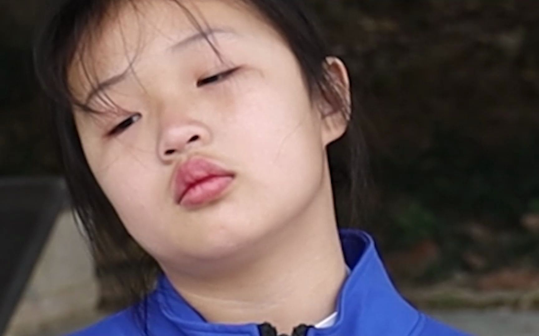 11岁的女孩面对哭与笑的经历找到了强大的自己