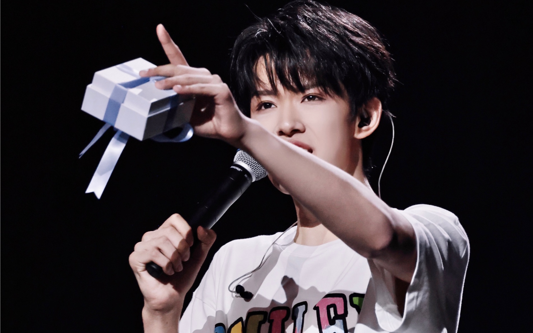 【TF家族张极】蝴蝶效应演唱会-张极送礼物focus-极时雨_张极-极时雨_张极-哔哩哔哩视频